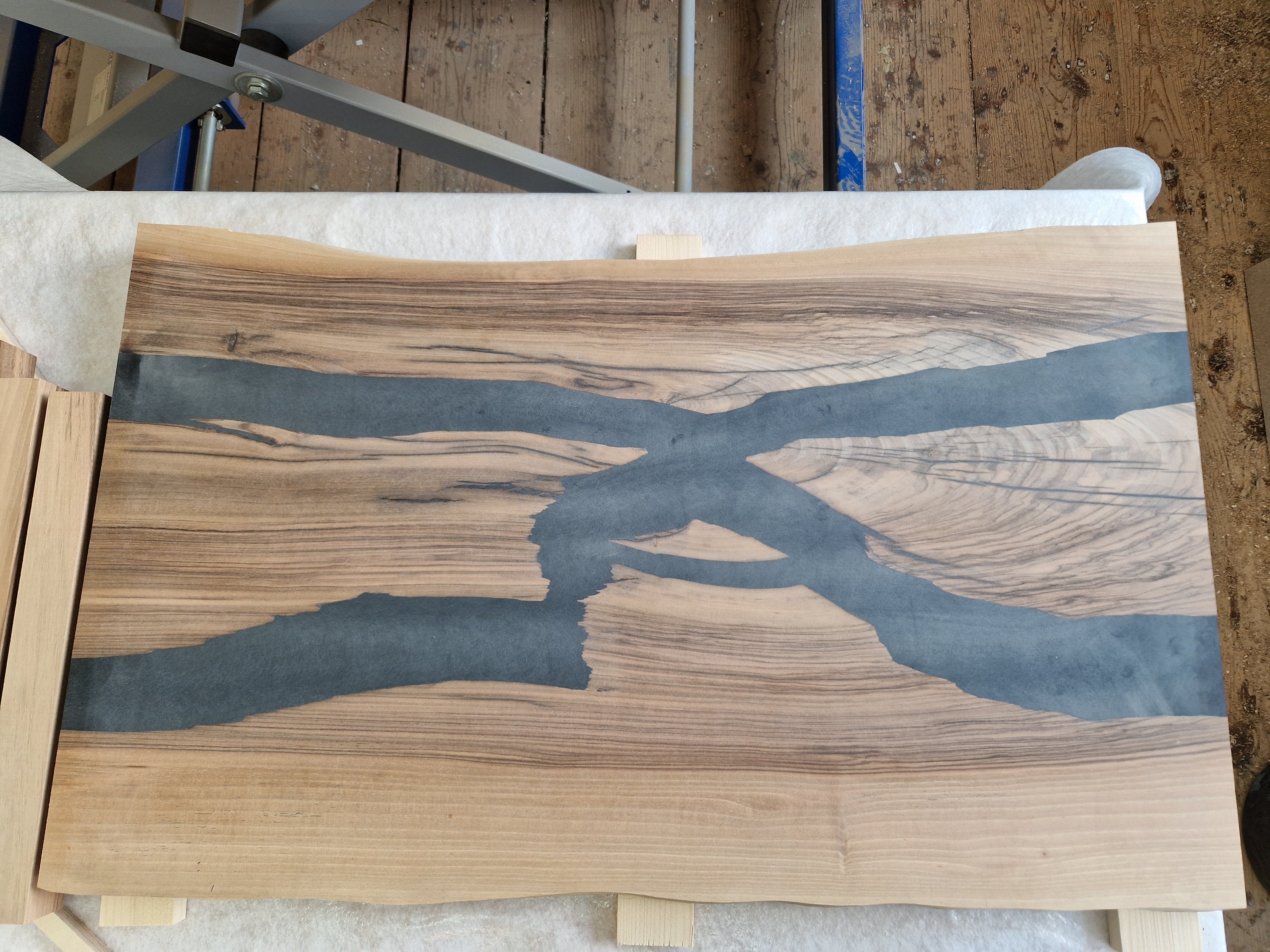 Massivholztisch aus Nussbaum mit Epoxidharz